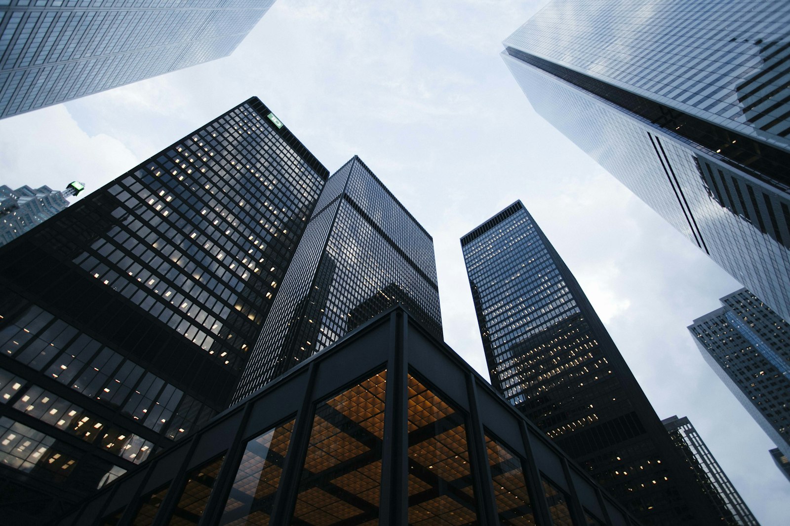 Grandes Ativos & Gestão Corporativa — Infraestrutura e Espaços Comerciais